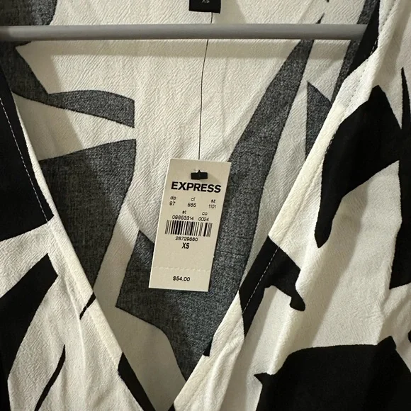 3/$25. NWT Express crop tie back top - Picture 4 of 4